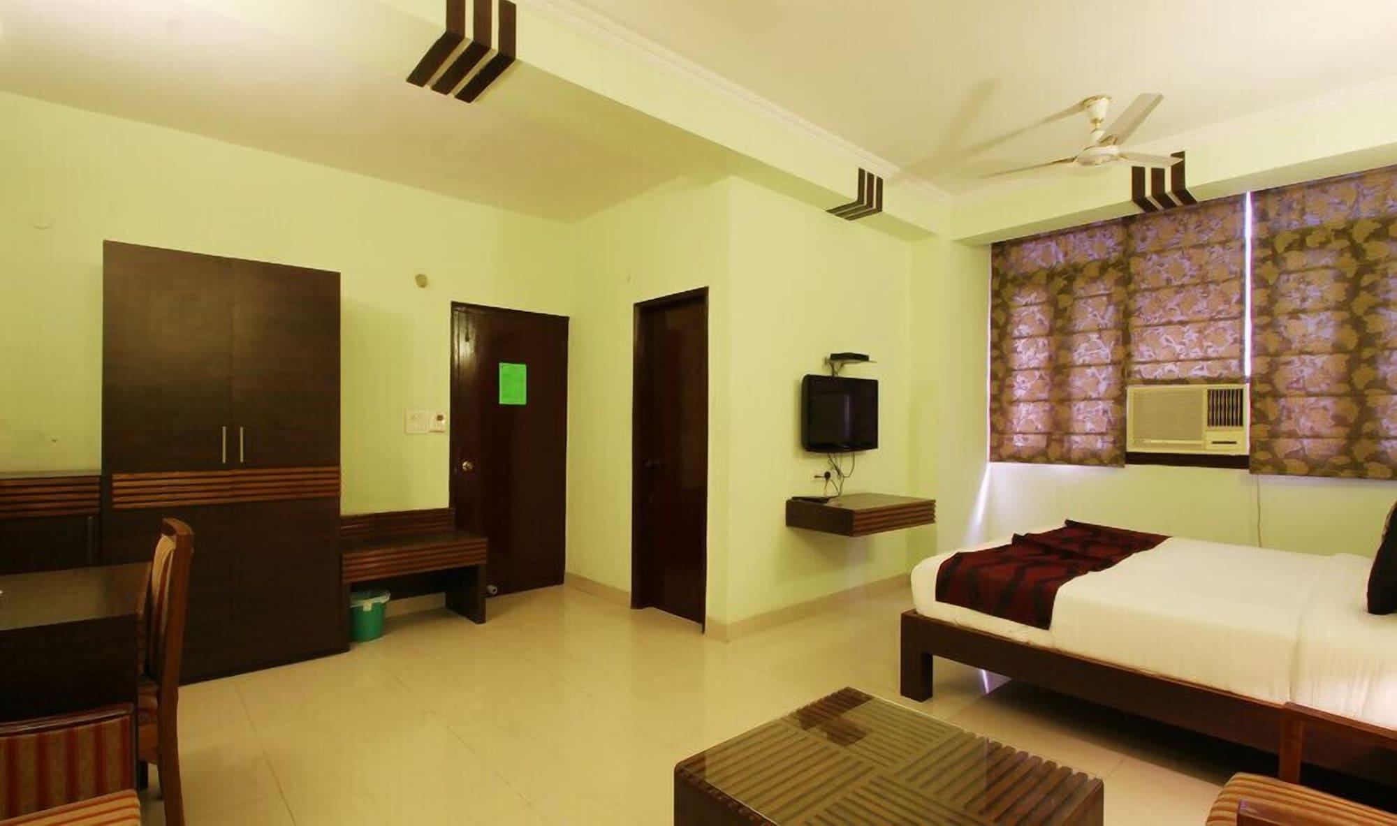 The Crest Inn Delhi  Exterior photo
