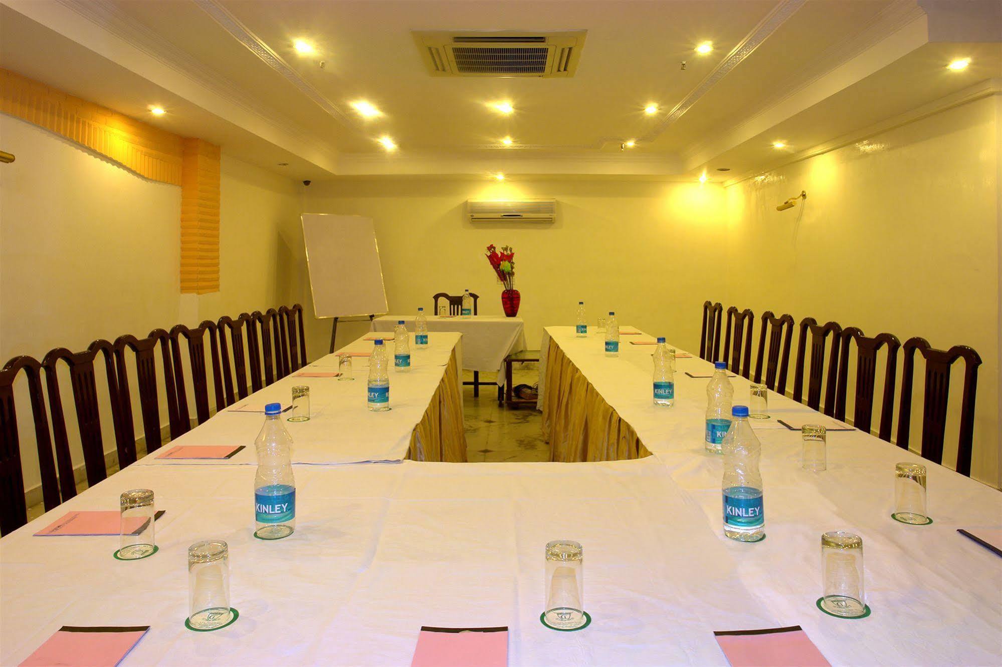 The Crest Inn Delhi  Exterior photo