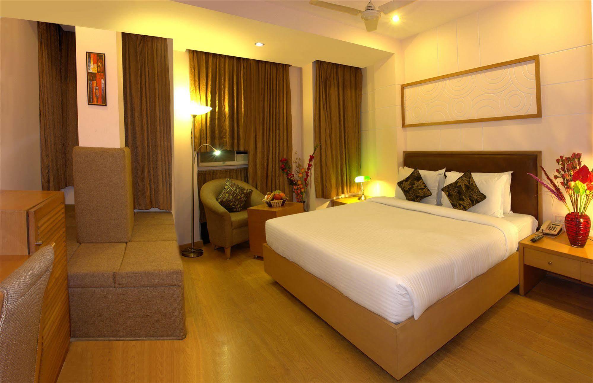 The Crest Inn Delhi  Exterior photo